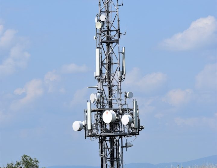 Helles Schlafzimmer mit großen Fenstern, Sonnenstrahlen und Blick ins Grüne.
