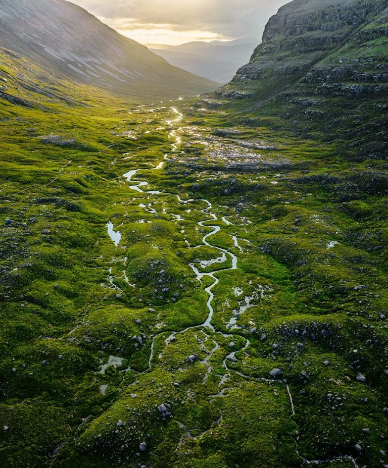 Porträt von André Bovis, der mit einem Messinstrument an einem Tisch arbeitet.