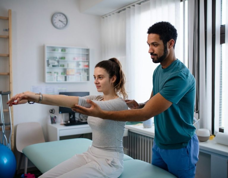 Helles Schlafzimmer mit großen Fenstern, Sonnenstrahlen und Blick ins Grüne.